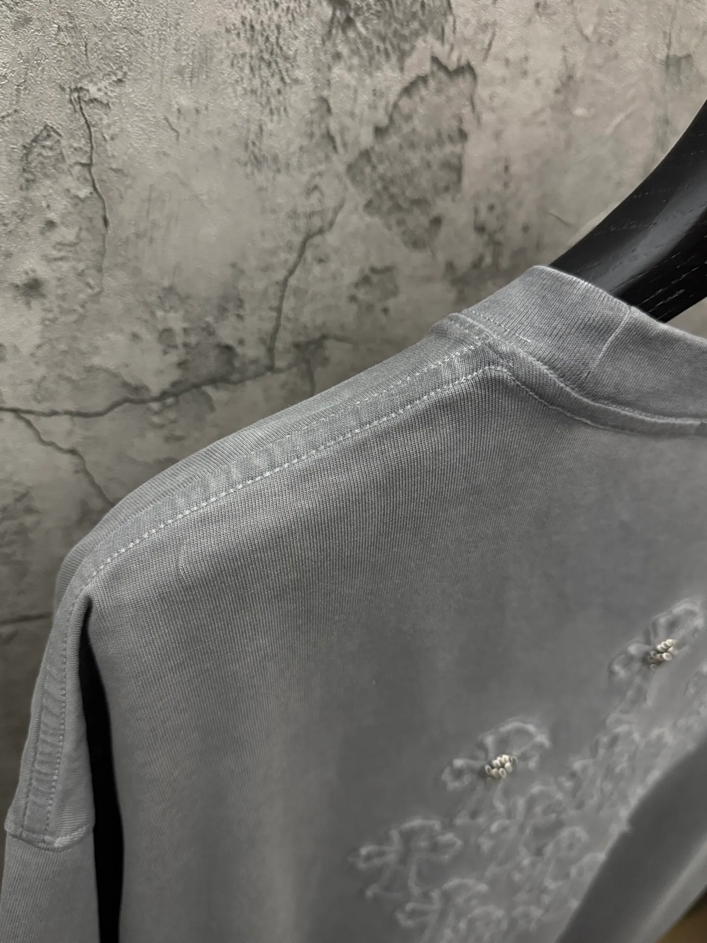 P200 top version, real shot without P, ​​different from market currency) 𝗖𝗵𝗿𝗼𝗺𝗲 𝗛𝗲𝗮𝗿𝘁𝘀/Croxin 2026 spring new original single counter American laser burnt patch embroidered couple short sleeves 👑The highest version! Customized fabric 330g, washed and fried. Best-selling model at the counter. Very comfortable to wear. Accessories: Original molded and authenticated collar label➕100% silk wash label. Genuine purchase-grade original hangtag➕matching hanging rope➕3D hanging beads➕original packaging bag. Craftsmanship: The original version has consistent wiring! The highest version of the armhole matching technique! Color: Khaki Black Rose Red Light Blue Purple Size: S M L XL Style Number: 26-2002